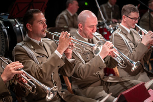 żołnierze grają na instrumentach