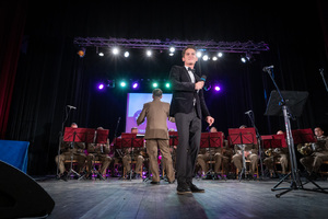 Mężczyzna śpiewa na scenie