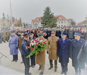 Komendant KMP we Włocławku wraz z przedstawicielami innych służb podczas składania kwiatów pod pomnikiem.