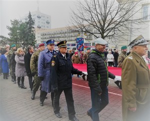 Komendant KMP we Włocławku wśród niosących flagę.