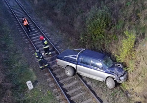 Auto stojące na torach po zdarzeniu.