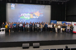 zdjęcie grupowe wszystkich uczestników gali