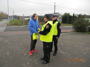 Policjant RD i strażnik gminny rozmawiają z młodzieńcem, któremu podarowali kamizelkę