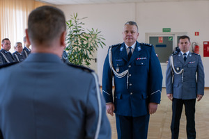 Policjant składa meldunek komendantowi