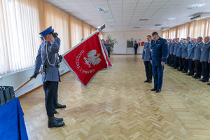 komendant oddaje hołd sztandarowi policji
