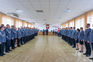 widok na salę konferencyjną wypełnioną policjantami