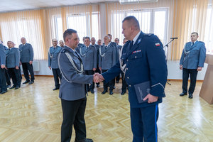 Komendant wręcza nagrodę policjantowi