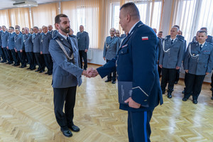 Komendant wręcza nagrodę policjantowi