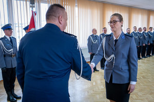 Komendant wręcza nagrodę policjantce