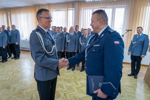 Komendant wręcza nagrodę policjantowi