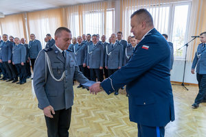 Komendant wręcza nagrodę policjantowi