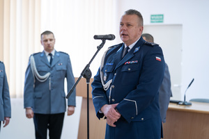komendant przemawia do policjantów
