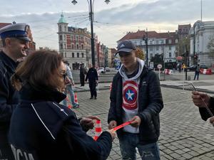 policjantka wręcza odblaski