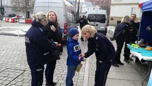 policjantka wręcza odblaski