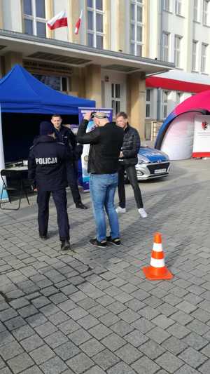 mężczyzna zakłada alkogoogle