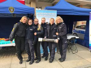 funkcjonariusze pozują do zdjęcia