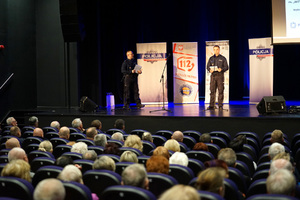 policjanci prowadzą konferencję na scenie