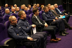 publiczność słucha konferencji