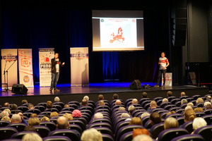 pracownicy urzędu wojewódzkiego prowadzą konferencję