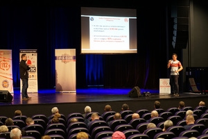 pracownicy urzędu wojewódzkiego prowadzą konferencję