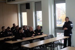 policjant prowadzi szkolenie na sali konferencyjnej