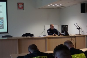 policjant prowadzi szkolenie na sali konferencyjnej