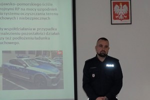 policjant prowadzi szkolenie na sali konferencyjnej