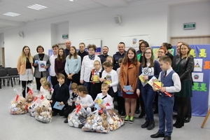 Zdjęcie grupowe uczestników spotkania w komendzie.