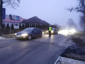 Policjant RD prowadzi kontrole trzeźwości