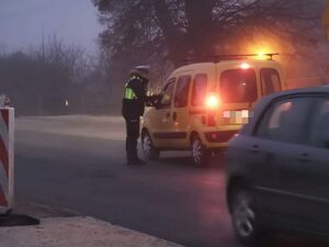 Policjantka RD kontroluje trzeźwość kierowcy renault