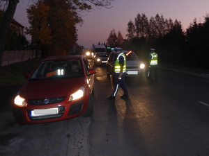 Jeden z policjantów RD podchodzi do kierowcy suzuki, a drugi do następnego auta
