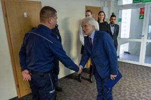 Komendant podaje dłoń mężczyźnie