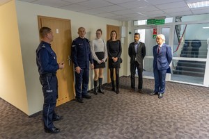 komendant przemawia do zaproszonych gości