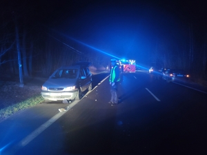 Policjant podchodzi do samochodu sprawcy potrącenia