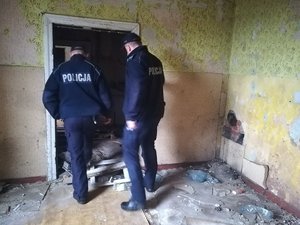 Policjanci kontrolują miejsca przebywania bezdomnych