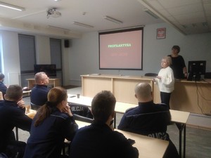 policjantka przemawia do uczestników szkolenia