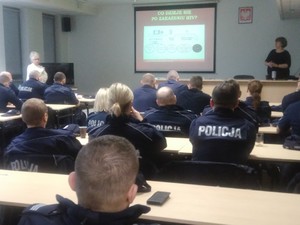 kobieta przemawia do policjantów