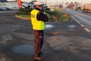 Policjant RD mierzy prędkość nadjeżdżających aut