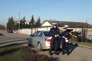 Policjanci z grupy SPEED stoją na chodniku