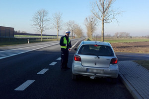 Policjant RD kontroluje kierującego toyotą