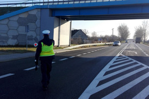 Policjant RD daje znak kierowcy audi do zatrzymania