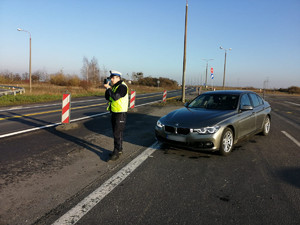 Policjant RD mierzy prędkość, a obok stoi bmw nieoznakowane