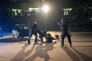 policjanci zatrzymują pozoranta