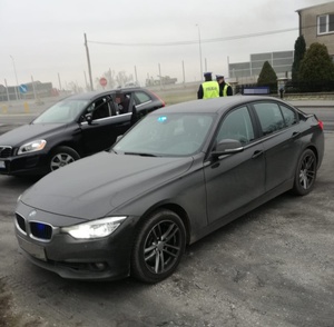 Policjanci kontrolują kierowcę w ramach akcji "SMOG"