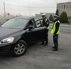 Policjanci kontrolują kierowcę volvo
