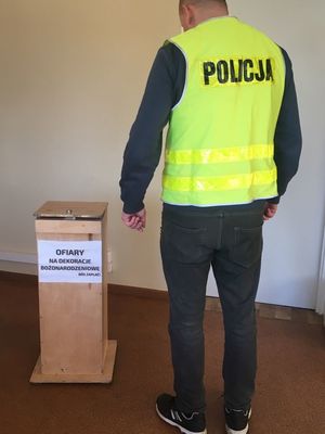 Odzyskana przez policjantów skarbonka kościelna.