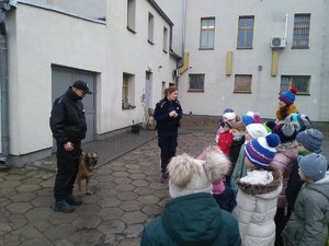 Policjantka przemawia do zgromadzonych dzieci