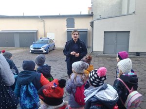 Policjantka przemawia do zgromadzonych dzieci