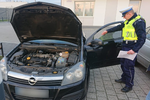 Policjant sprawdza stan przyciemnienia szyby