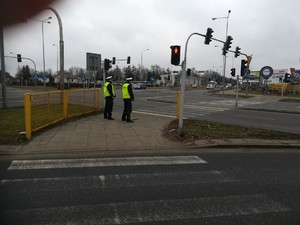 Policjanci w pobliżu przejścia dla pieszych prowadzą działania NURD